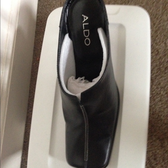 SHOES! 👠 - Picture 2 of 3